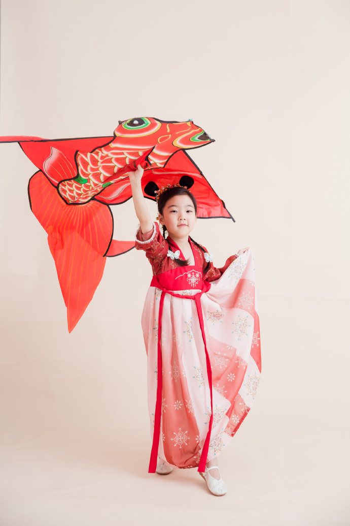 摄影馆的小姐妹又发给我一些汉服写真，这一组我很喜欢，有点活泼。# ​ 预览 4