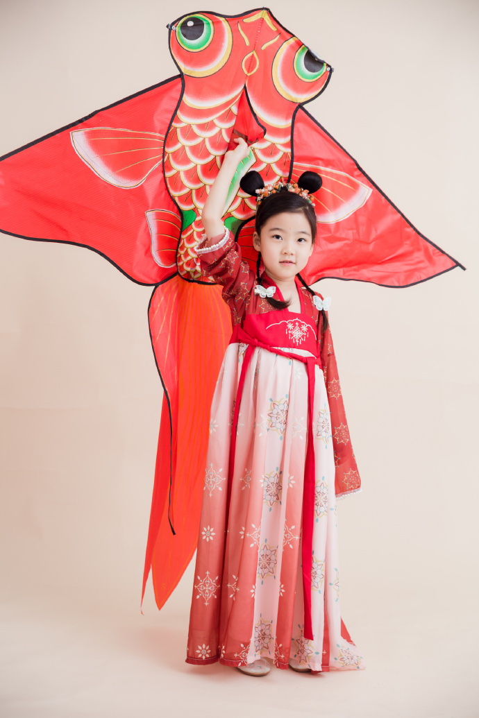 摄影馆的小姐妹又发给我一些汉服写真，这一组我很喜欢，有点活泼。# ​ 预览 5