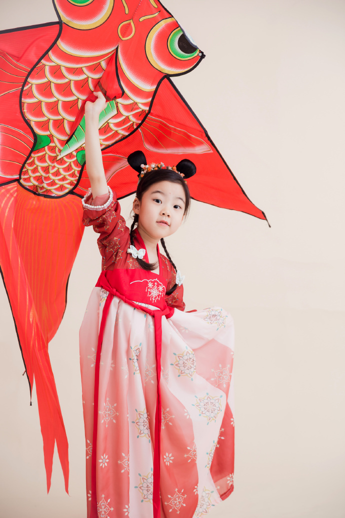 摄影馆的小姐妹又发给我一些汉服写真，这一组我很喜欢，有点活泼。# ​ 预览 6