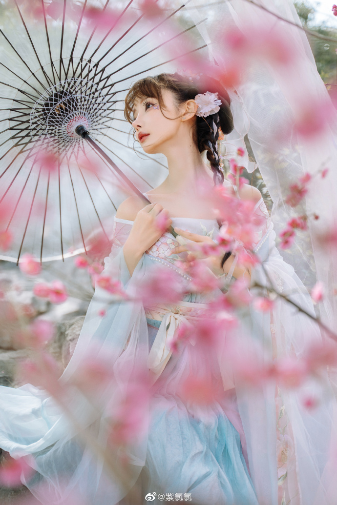 「梅上枝头一点春」 🌺二月梅花最后的花期🌺 有香如故出镜：@紫氯氯 摄影：@睿瑶 预览 1