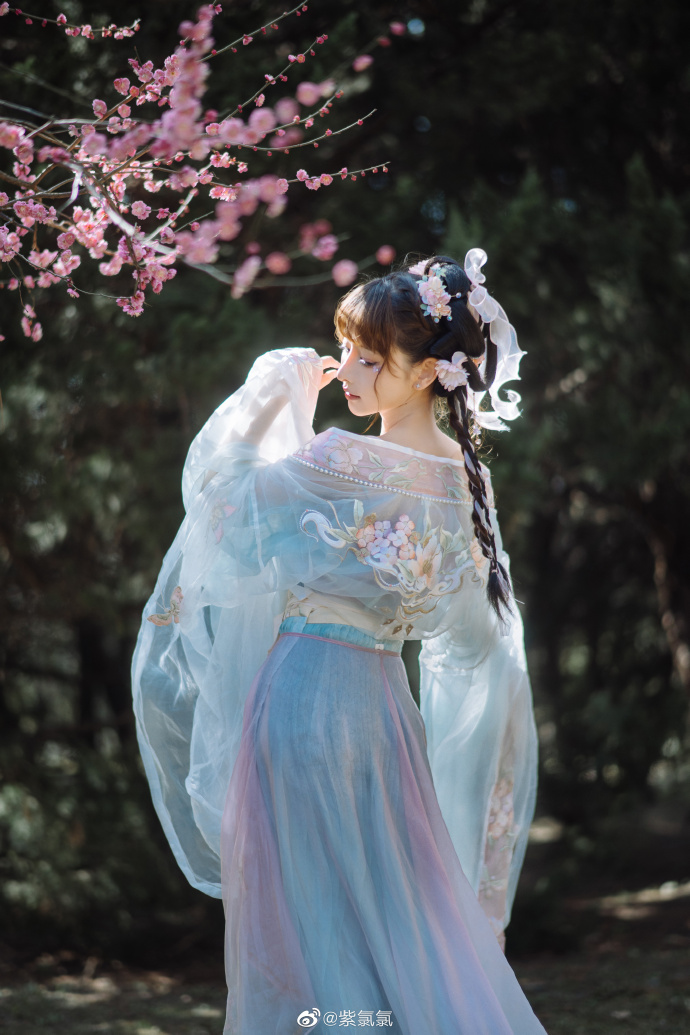 「梅上枝头一点春」 🌺二月梅花最后的花期🌺 有香如故出镜：@紫氯氯 摄影：@睿瑶 预览 2