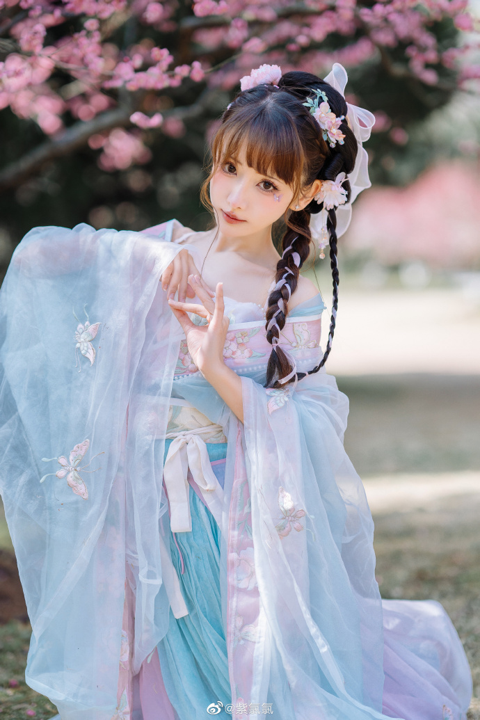 「梅上枝头一点春」 🌺二月梅花最后的花期🌺 有香如故出镜：@紫氯氯 摄影：@睿瑶 预览 3