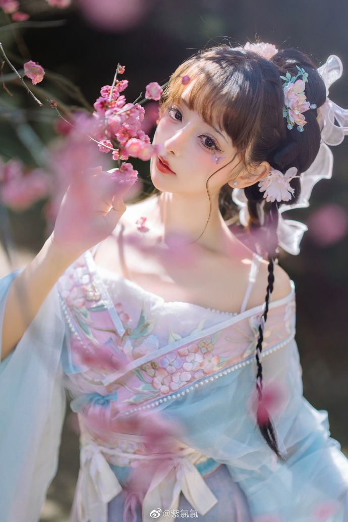 「梅上枝头一点春」 🌺二月梅花最后的花期🌺 有香如故出镜：@紫氯氯 摄影：@睿瑶 预览 5