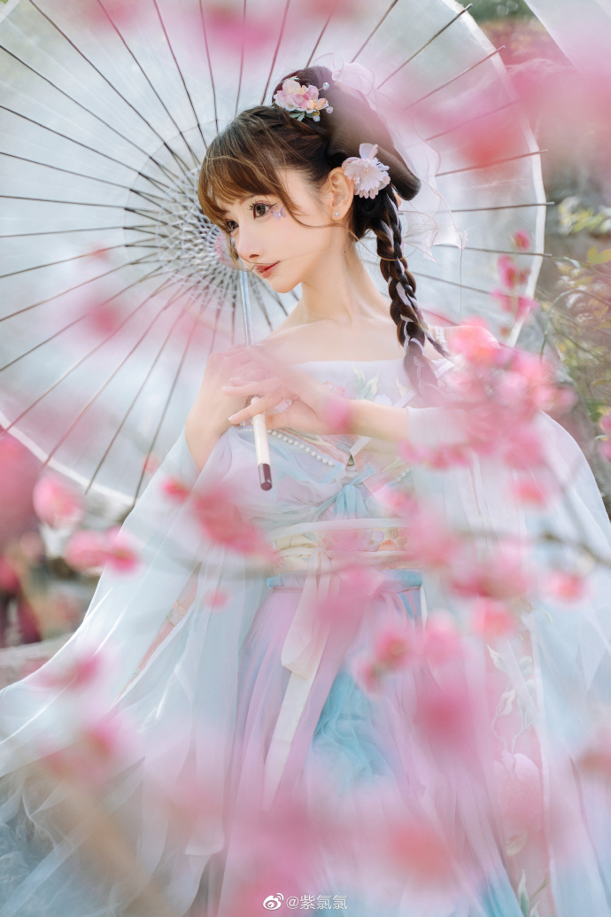 「梅上枝头一点春」 🌺二月梅花最后的花期🌺 有香如故出镜：@紫氯氯 摄影：@睿瑶 预览 6