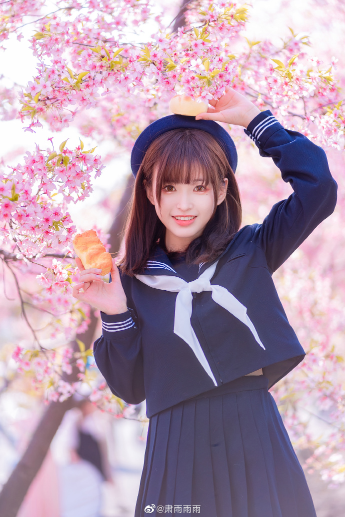 jk超话## 》》唇瓣轻启 却欲言又止，春色当前 繁花瑰丽 遥望樱花纷飞飘落，