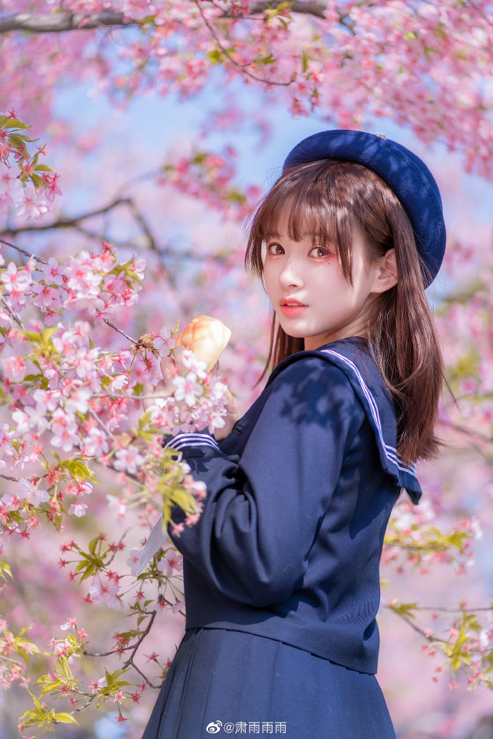 jk超话## 》》唇瓣轻启 却欲言又止，春色当前 繁花瑰丽 遥望樱花纷飞飘落， 预览 2