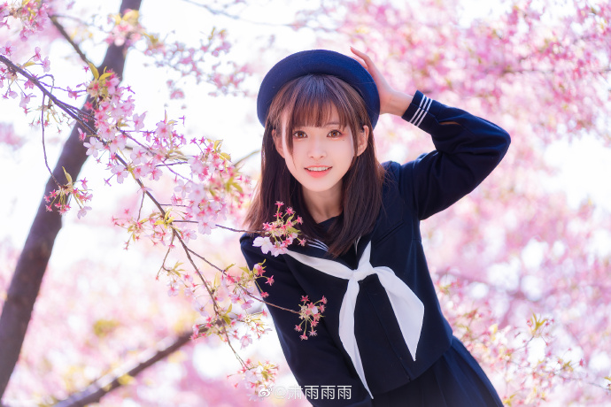 jk超话## 》》唇瓣轻启 却欲言又止，春色当前 繁花瑰丽 遥望樱花纷飞飘落， 预览 3