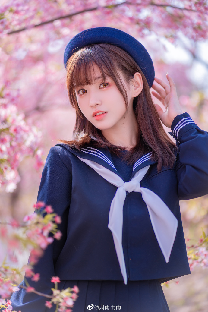 jk超话## 》》唇瓣轻启 却欲言又止，春色当前 繁花瑰丽 遥望樱花纷飞飘落， 预览 5