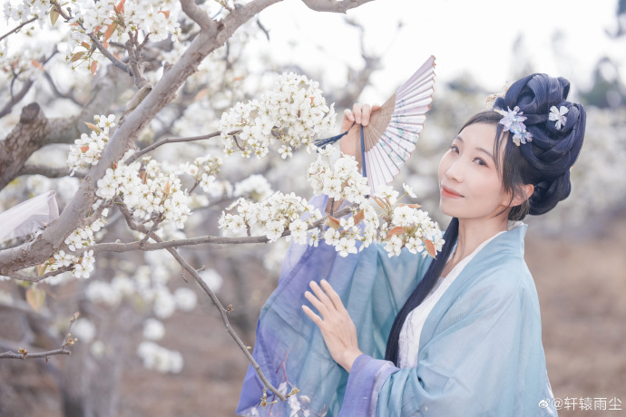 ## 【汉服正片】东栏雪梨花淡白柳深青，柳絮飞时花满城。惆怅东栏一株雪，人生看得