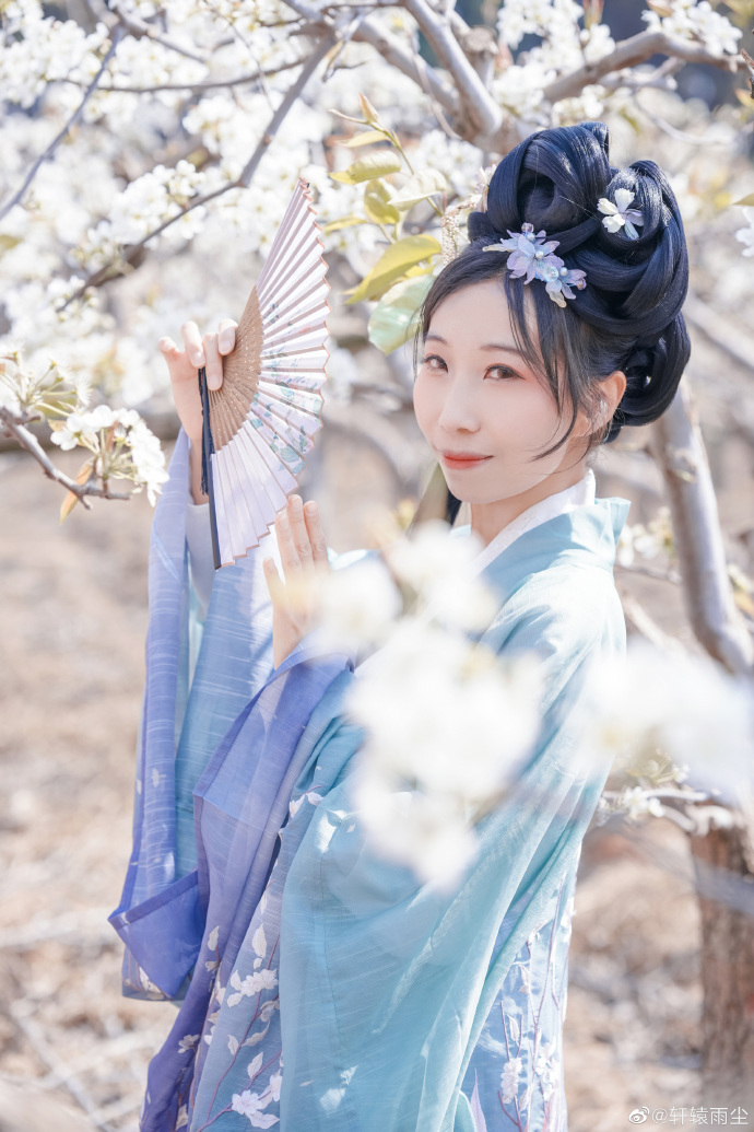 ## 【汉服正片】东栏雪梨花淡白柳深青，柳絮飞时花满城。惆怅东栏一株雪，人生看得 预览 3