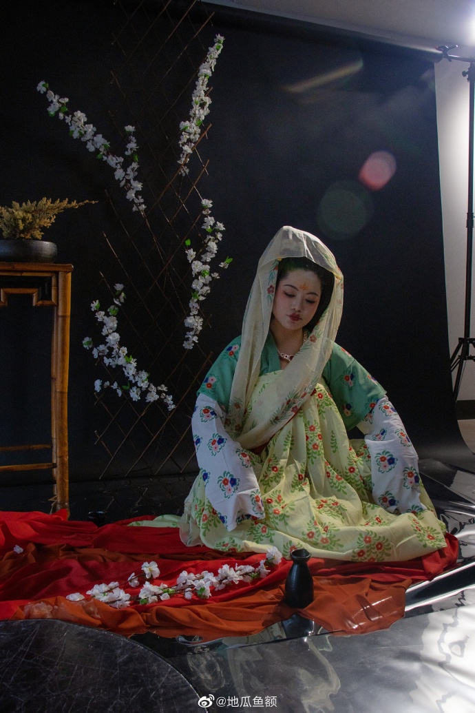 第一次抄起相机到棚里拍花絮 模特说比正片还喜欢让俺回国 俺要进剧院拍照片#### 预览 2