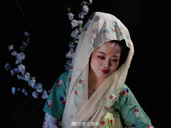 第一次抄起相机到棚里拍花絮 模特说比正片还喜欢让俺回国 俺要进剧院拍照片#### 预览 4