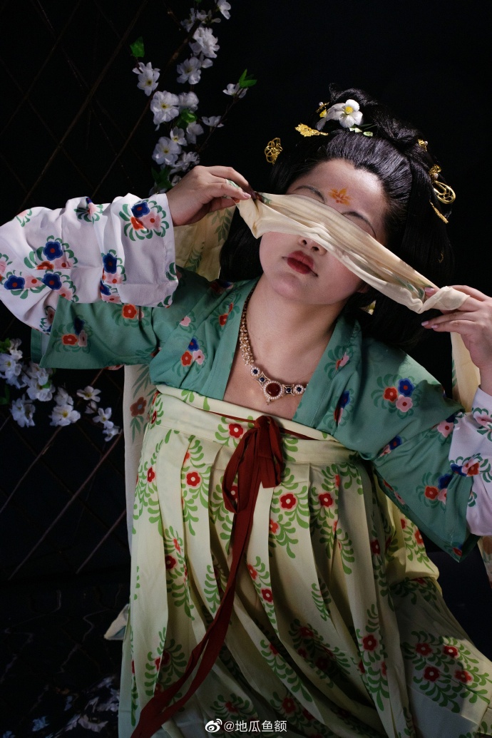 第一次抄起相机到棚里拍花絮 模特说比正片还喜欢让俺回国 俺要进剧院拍照片#### 预览 6