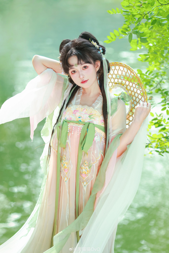 “不好了，小姐又偷偷跑出去玩啦！”出镜黑猫猫超话 📷@隔壁的三花猫 ### ​ 预览 1