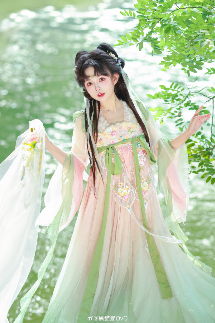 “不好了，小姐又偷偷跑出去玩啦！”出镜黑猫猫超话 📷@隔壁的三花猫 ### ​ 预览 4
