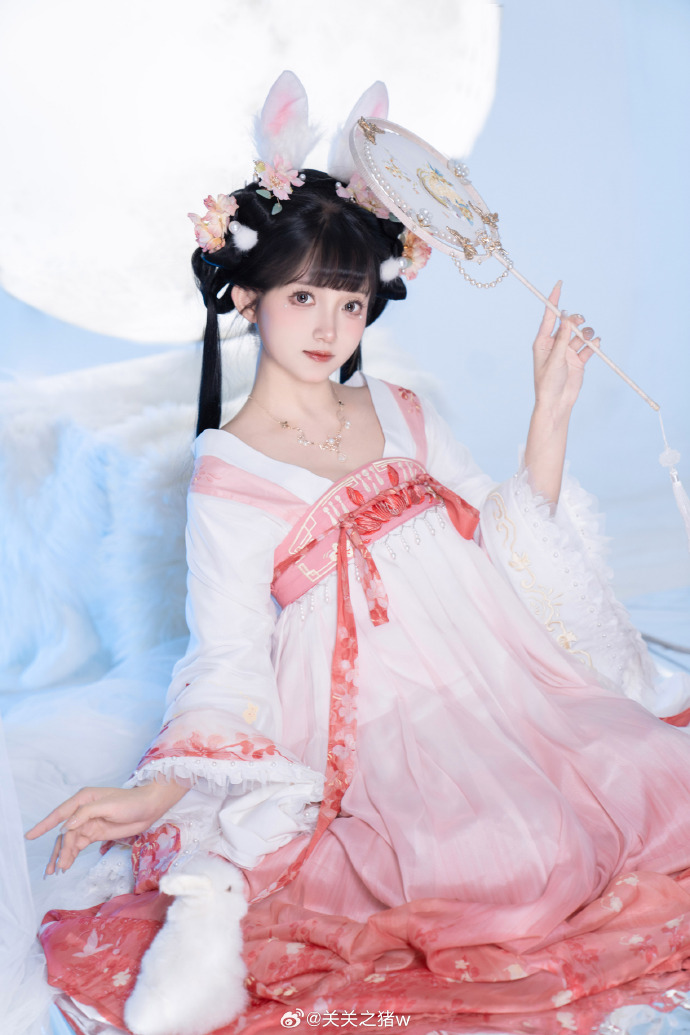 ## 中秋节快乐呀 啾🐰我是小月兔儿头小宝们喜欢什么馅的月饼呀🥮📷@你喵哥_ 🏠 预览 1