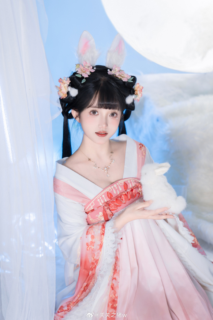 ## 中秋节快乐呀 啾🐰我是小月兔儿头小宝们喜欢什么馅的月饼呀🥮📷@你喵哥_ 🏠 预览 2