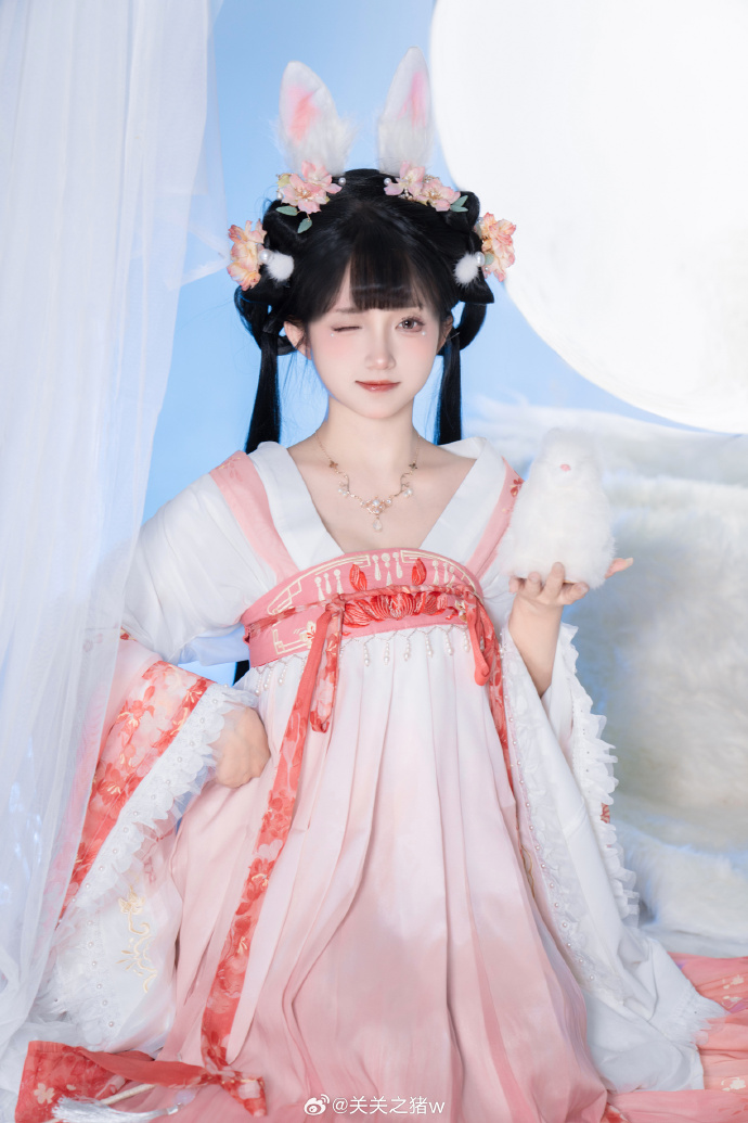 ## 中秋节快乐呀 啾🐰我是小月兔儿头小宝们喜欢什么馅的月饼呀🥮📷@你喵哥_ 🏠 预览 3