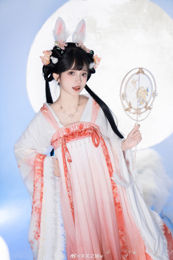 ## 中秋节快乐呀 啾🐰我是小月兔儿头小宝们喜欢什么馅的月饼呀🥮📷@你喵哥_ 🏠 预览 5