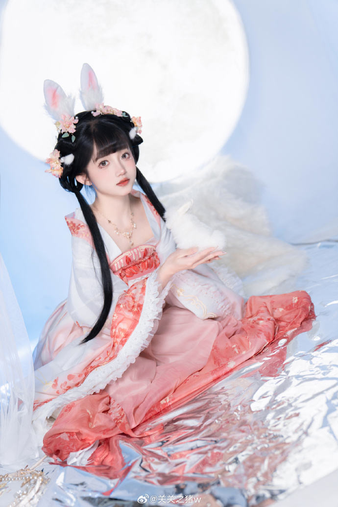 ## 中秋节快乐呀 啾🐰我是小月兔儿头小宝们喜欢什么馅的月饼呀🥮📷@你喵哥_ 🏠 预览 6