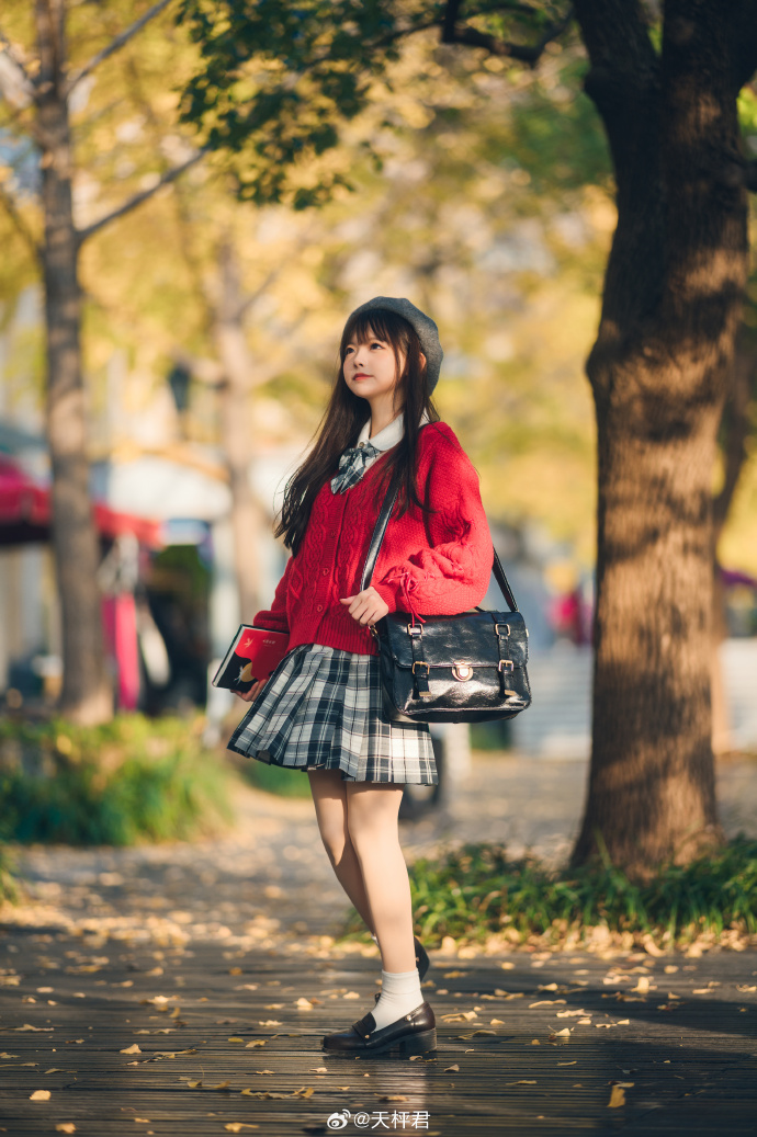 🍁『只在秋季绽放的色彩』出镜：@-樱群- 之前拍摄的银杏写真产出啦～晴天下的银杏 预览 6