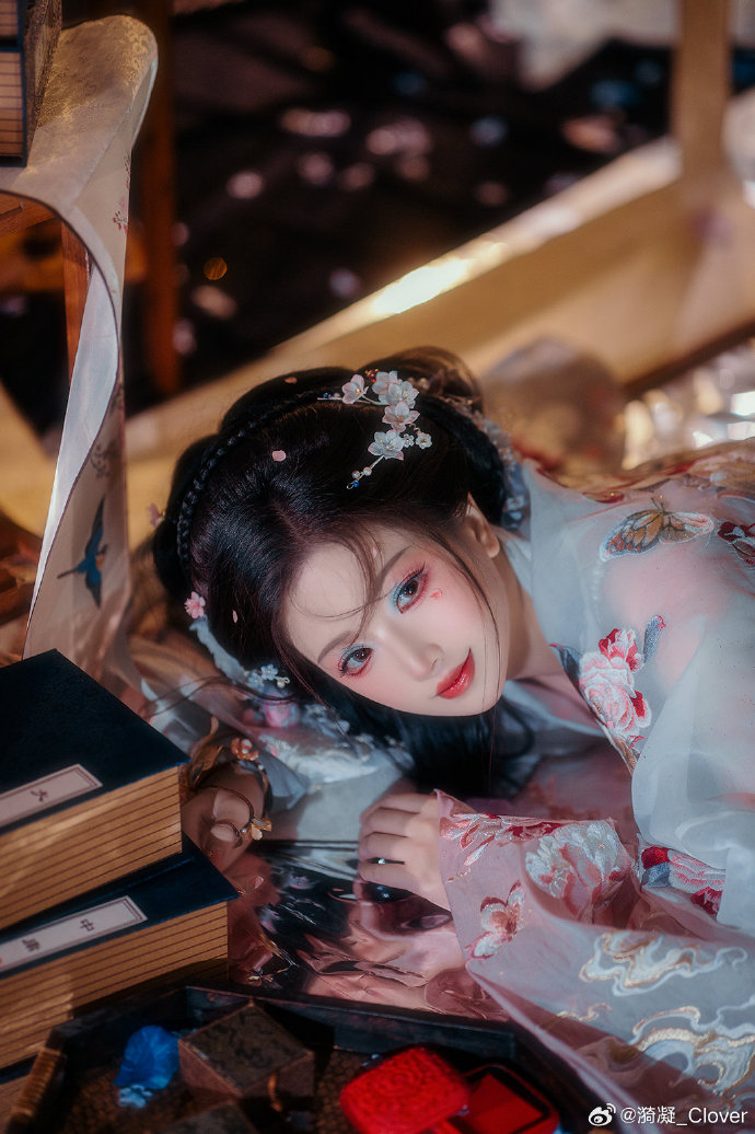 本欲起身离红尘， 奈何影子落人间。 千年望等回身笑， 只怨仙姑画中人。出镜&后期
