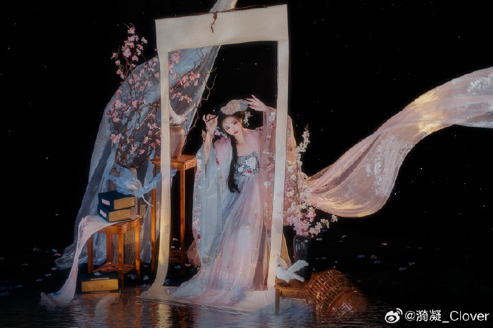 本欲起身离红尘， 奈何影子落人间。 千年望等回身笑， 只怨仙姑画中人。出镜&后期 预览 2