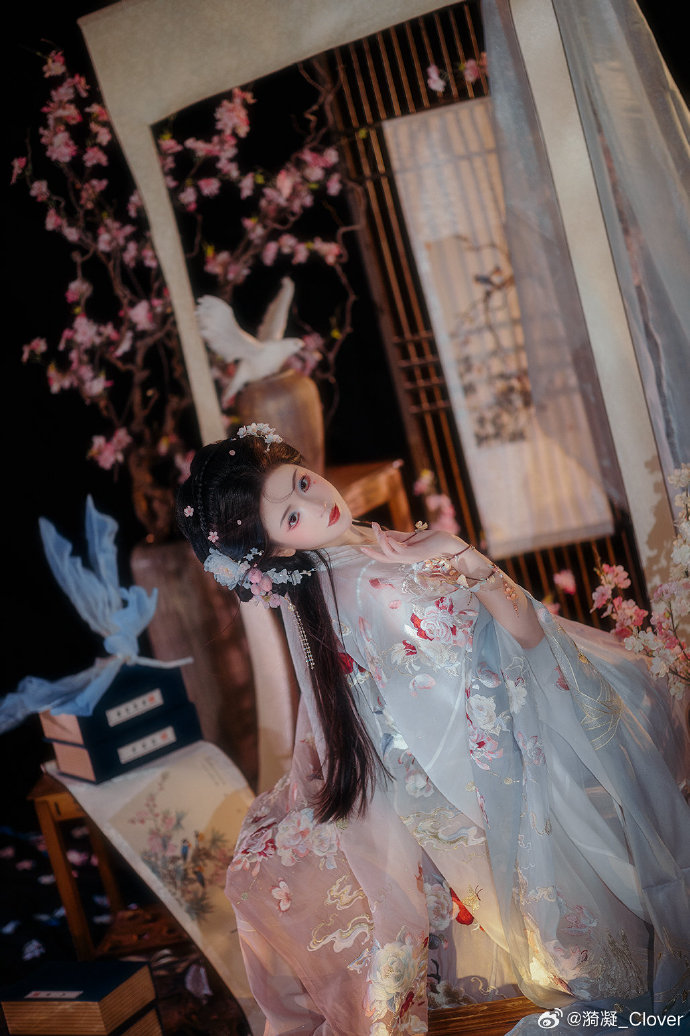 本欲起身离红尘， 奈何影子落人间。 千年望等回身笑， 只怨仙姑画中人。出镜&后期 预览 4