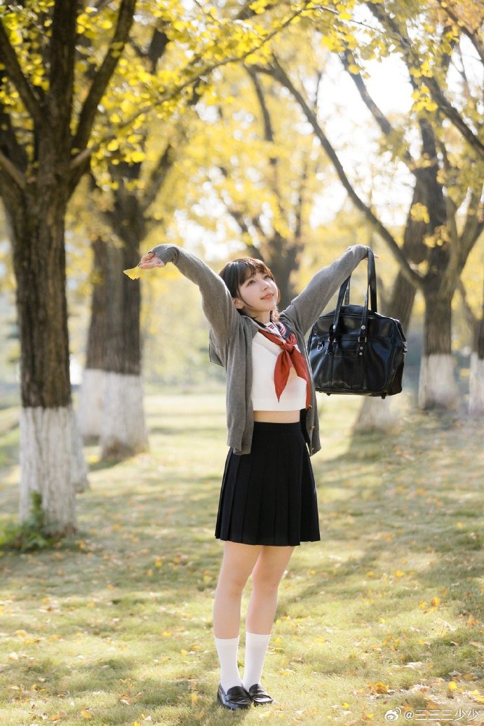 jk超话 秋季女子图鉴！📷：@小Ze神 去拍了银杏啦！！好像还是第一次秋天拍制 预览 4