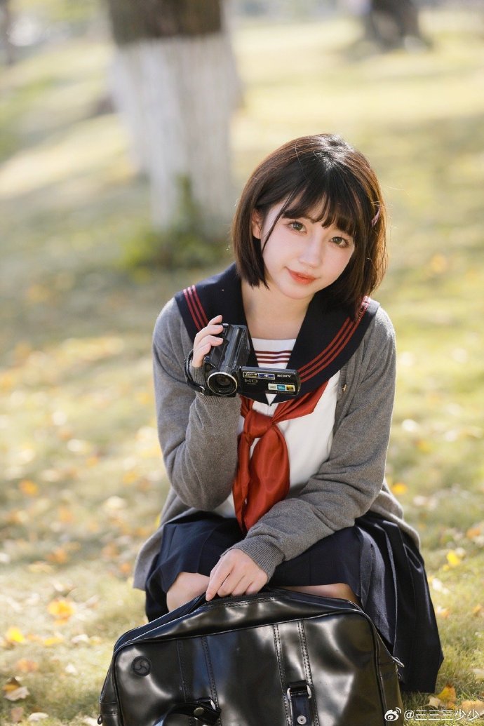 jk超话 秋季女子图鉴！📷：@小Ze神 去拍了银杏啦！！好像还是第一次秋天拍制 预览 5