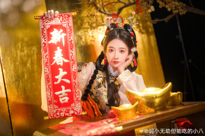 十三余超话### 瑞龙启岁故岁今宵尽，新年明旦来。关+赞 初五抽一位宝子送上新