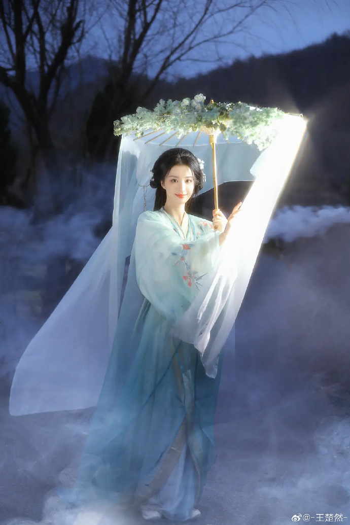 美的但三次汉服写真还是最喜欢冉韵拍的中间这套绿色，很清冷简约古典 ​