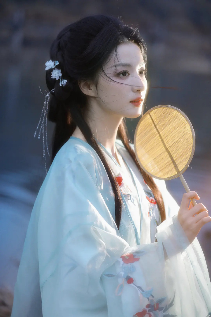美的但三次汉服写真还是最喜欢冉韵拍的中间这套绿色，很清冷简约古典 ​ 预览 3