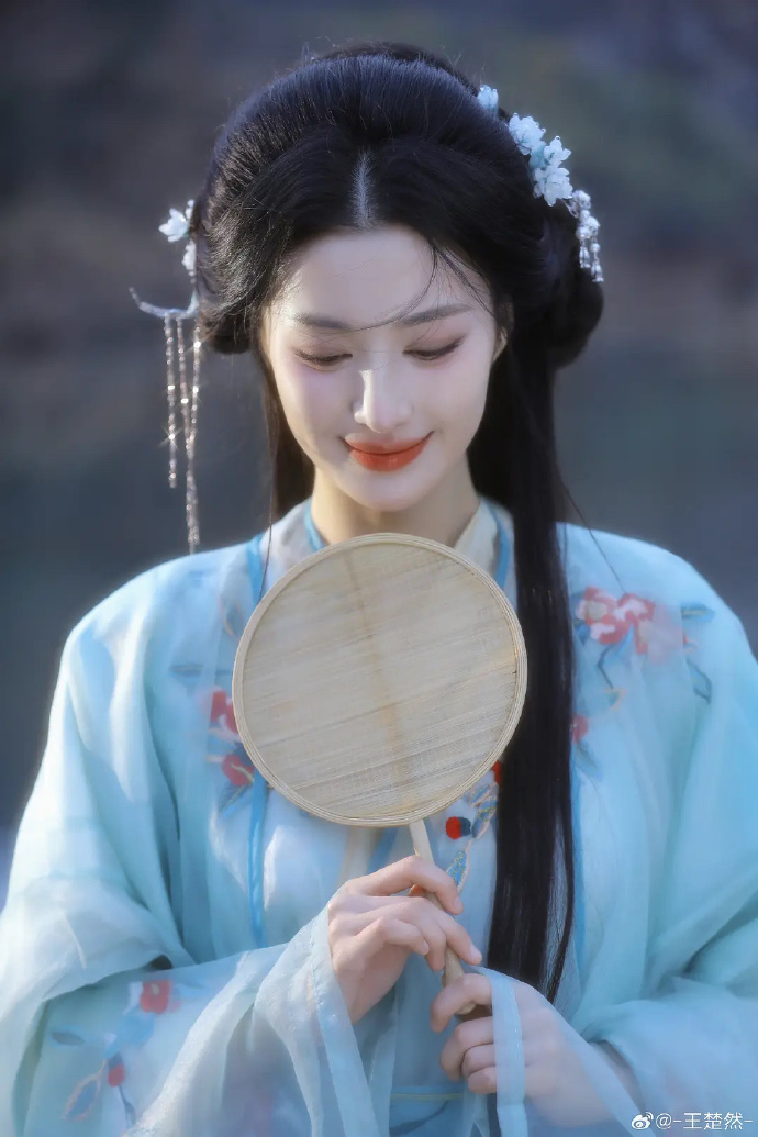美的但三次汉服写真还是最喜欢冉韵拍的中间这套绿色，很清冷简约古典 ​ 预览 4