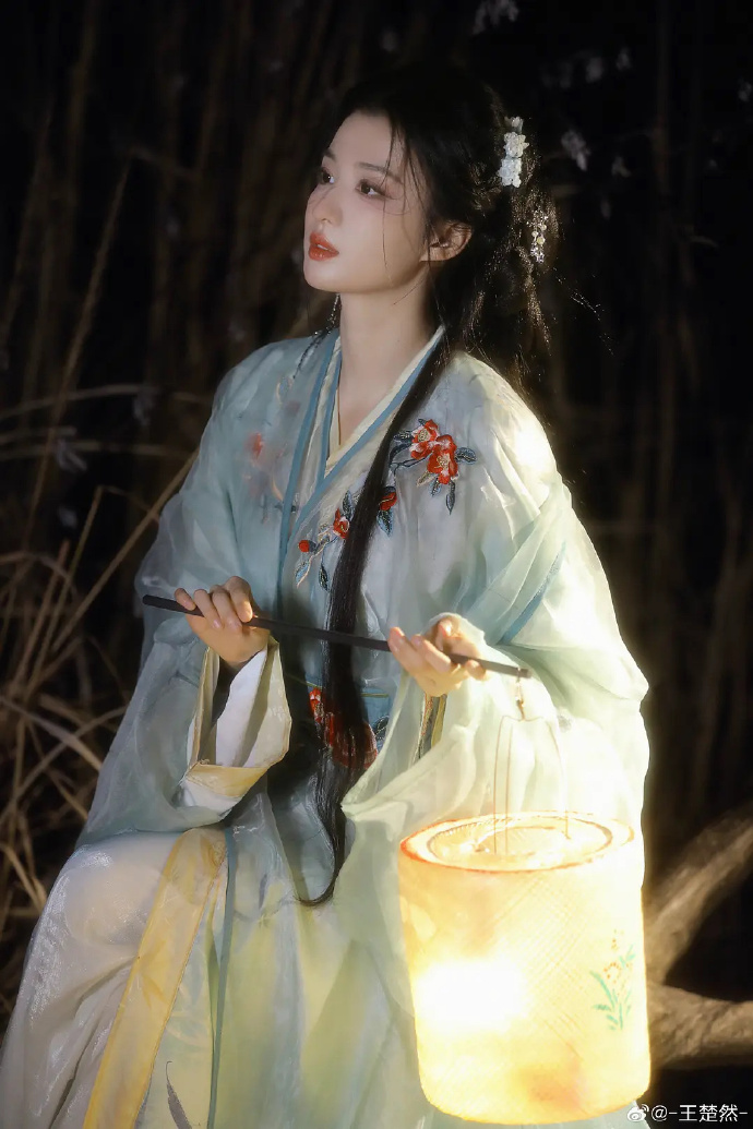 美的但三次汉服写真还是最喜欢冉韵拍的中间这套绿色，很清冷简约古典 ​ 预览 5