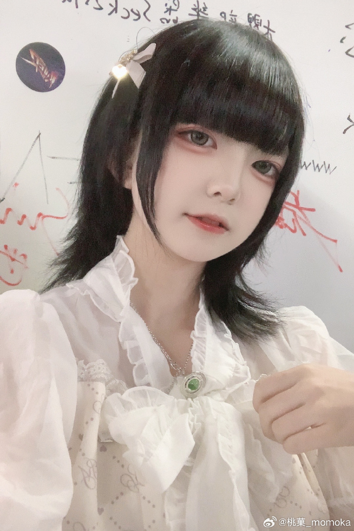 穿了写真集里的纯白私服🥺附上一张女高版你们这些过分的家伙，问的时候居然没有一个人 预览 1