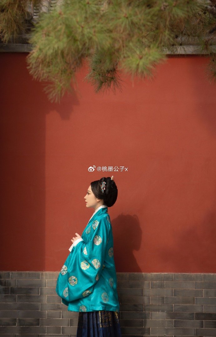 ## 我点高香敬神明出镜 桃墨摄影 苏曦礼貌抄送：@爱优摄 @安利摄 @创摄萌@ 预览 5