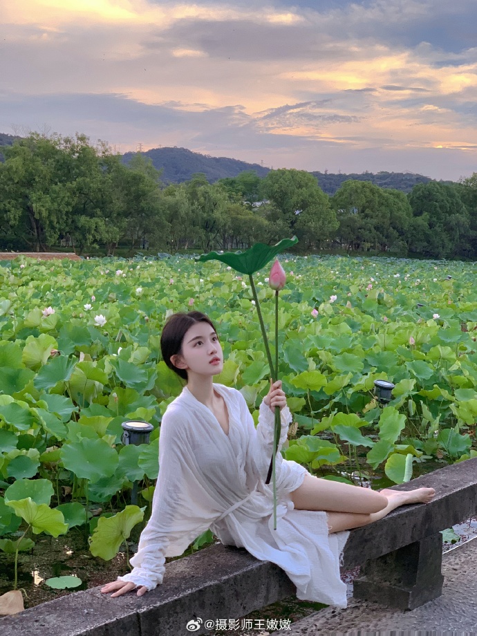 杭州约拍超话 清水出芙蓉🪷摄影：@是王嫩嫩 2杭州·湘湖旅游度假区-荷花庄  预览 2