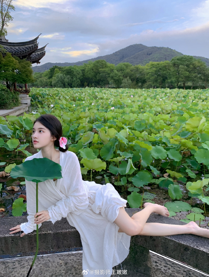 杭州约拍超话 清水出芙蓉🪷摄影：@是王嫩嫩 2杭州·湘湖旅游度假区-荷花庄  预览 3