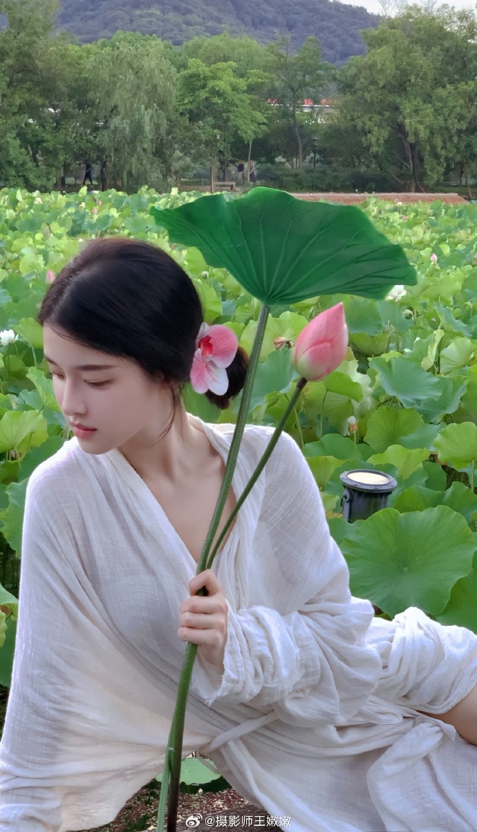 杭州约拍超话 清水出芙蓉🪷摄影：@是王嫩嫩 2杭州·湘湖旅游度假区-荷花庄  预览 4