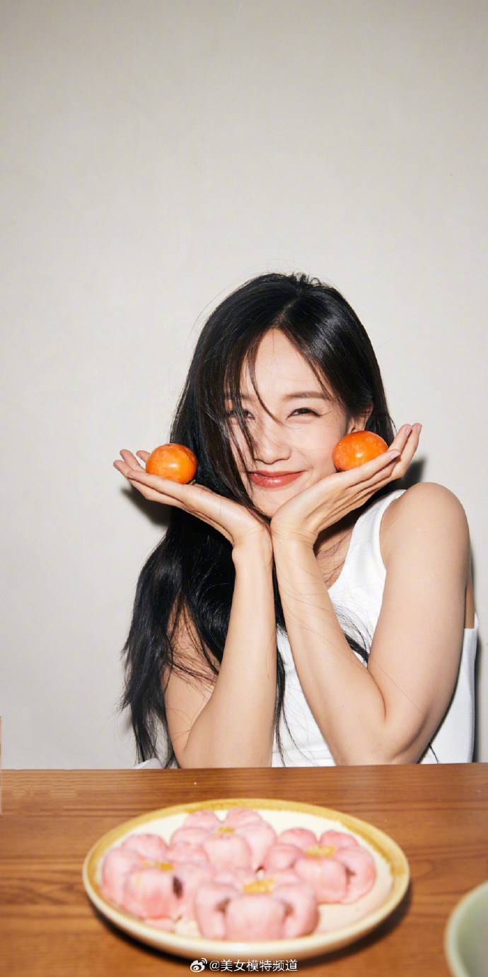 李一桐甜美私服写真 ​