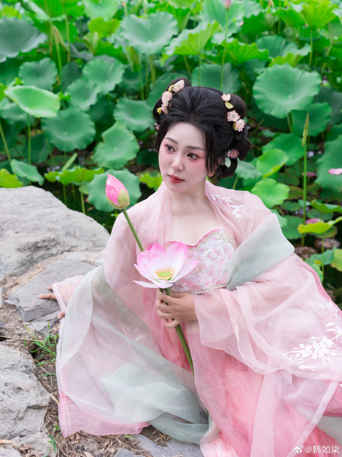 🪷圆明园的荷花开啦，夏日炎炎，好运莲莲！开运荷花妆和同色系粉绿汉服真的很好拍～荷