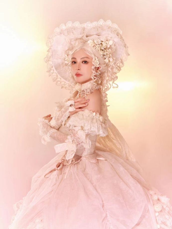 张雨绮生日写真大片露出～全新的造型，全新的尝试。@张雨绮 身着洛丽塔蓬蓬裙，轻纱 预览 6