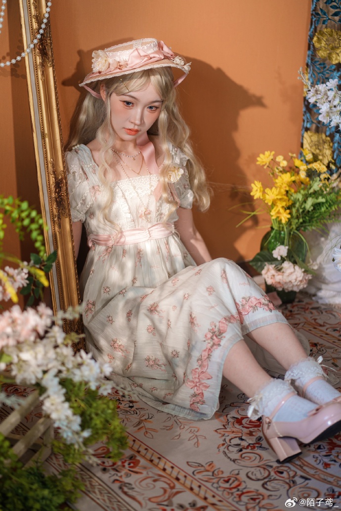 超喜欢的lo正片产出啦###### 出镜：我phx：@喵神不是神 裙子来自：@L 预览 6