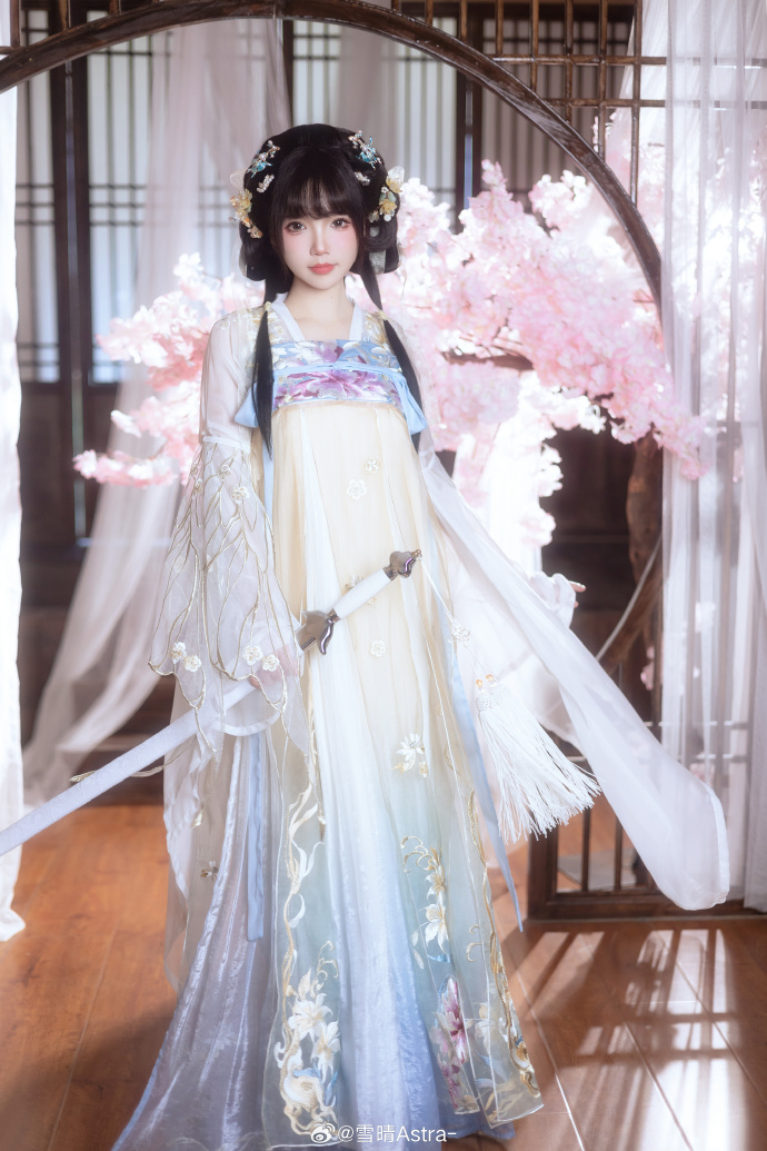 雪晴Astra超话# “师兄，练完剑一起到人间过个中秋节吧”“中秋之夜，放飞花