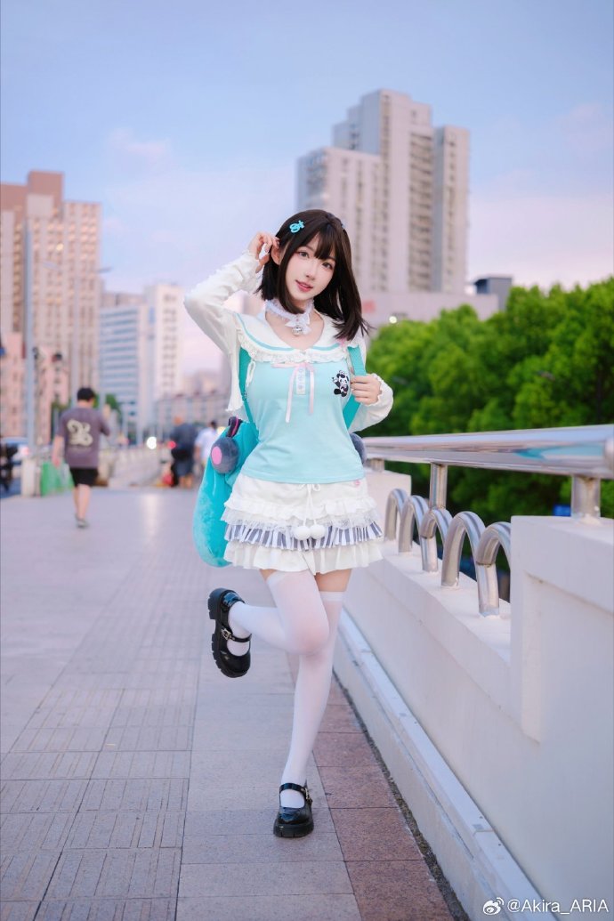 傍晚天桥遇到个小学生？出镜：@南咲_SakiQvQ 拍摄：Akira器材：xh2 预览 1