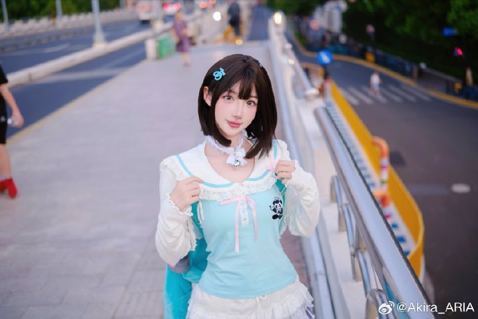 傍晚天桥遇到个小学生？出镜：@南咲_SakiQvQ 拍摄：Akira器材：xh2 预览 2