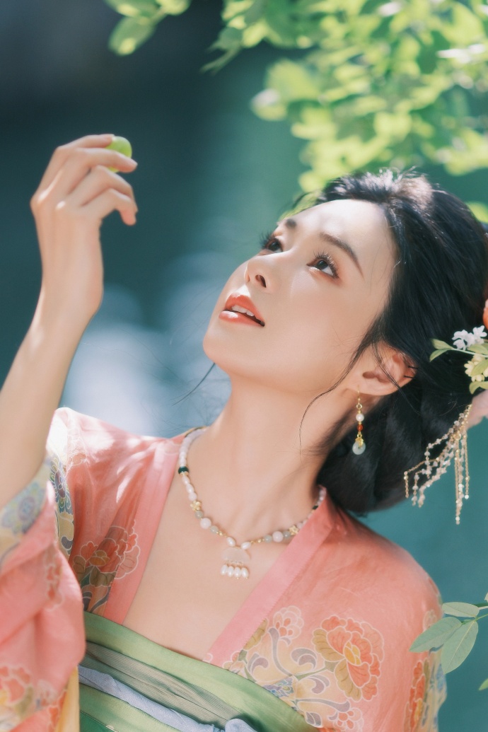 郑合惠子超话 🌸玉人桃腮，柳眉丹唇；潋滟波光，水月镜花。花絮图送上～ ​