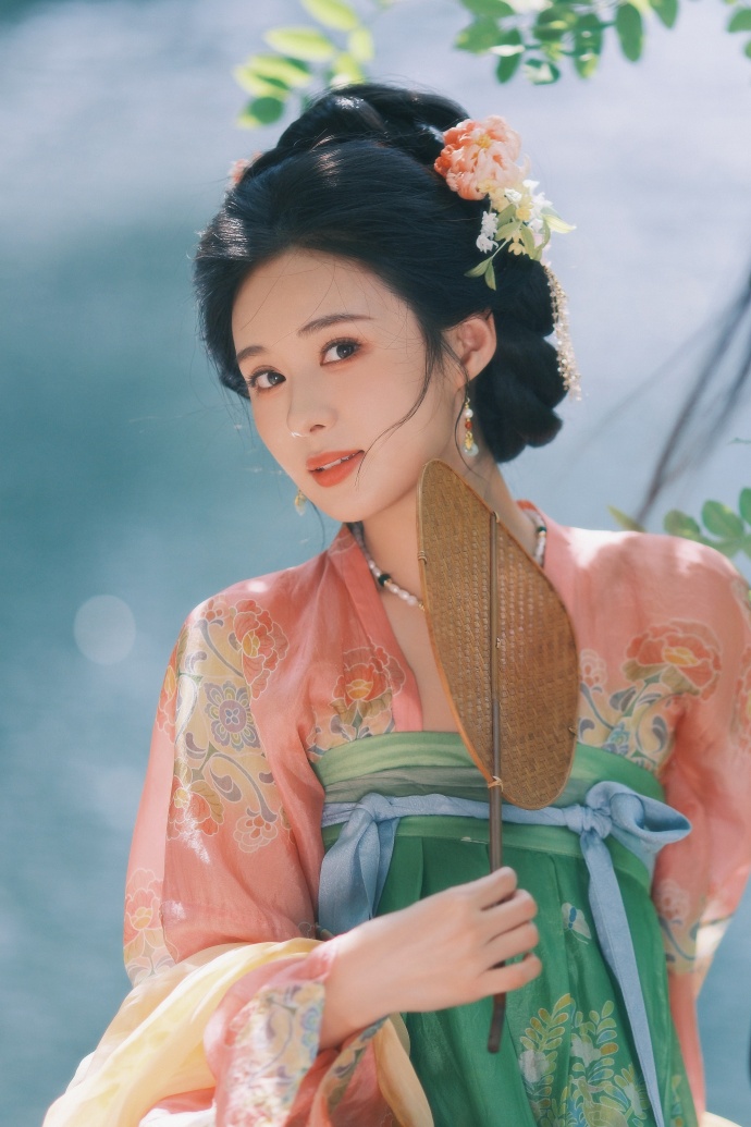 郑合惠子超话 🌸玉人桃腮，柳眉丹唇；潋滟波光，水月镜花。花絮图送上～ ​ 预览 3