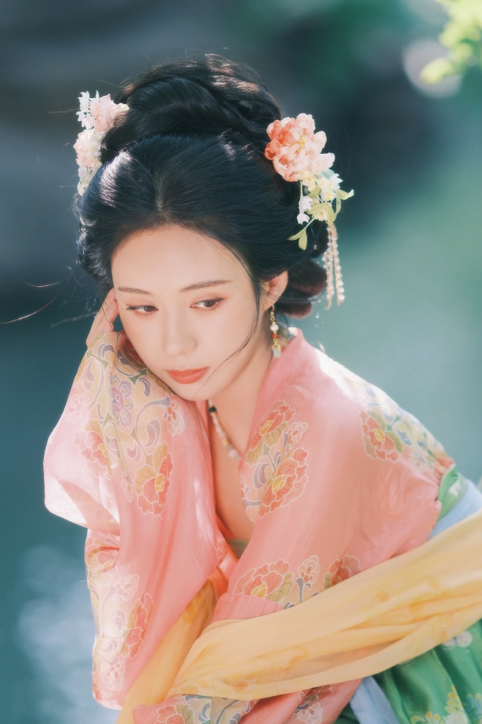 郑合惠子超话 🌸玉人桃腮，柳眉丹唇；潋滟波光，水月镜花。花絮图送上～ ​ 预览 4